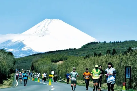 公式サイトより、去年のランイベントの様子。数十人のランナーが、晴れの中山をバックに走っている。