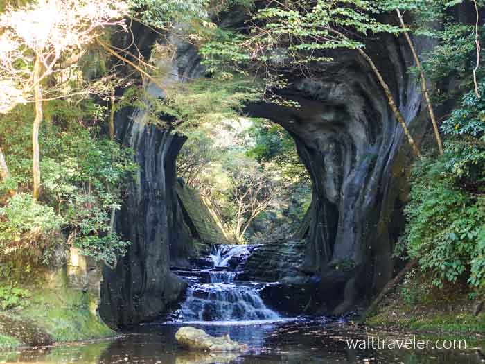 濃溝の滝・亀岩の洞窟