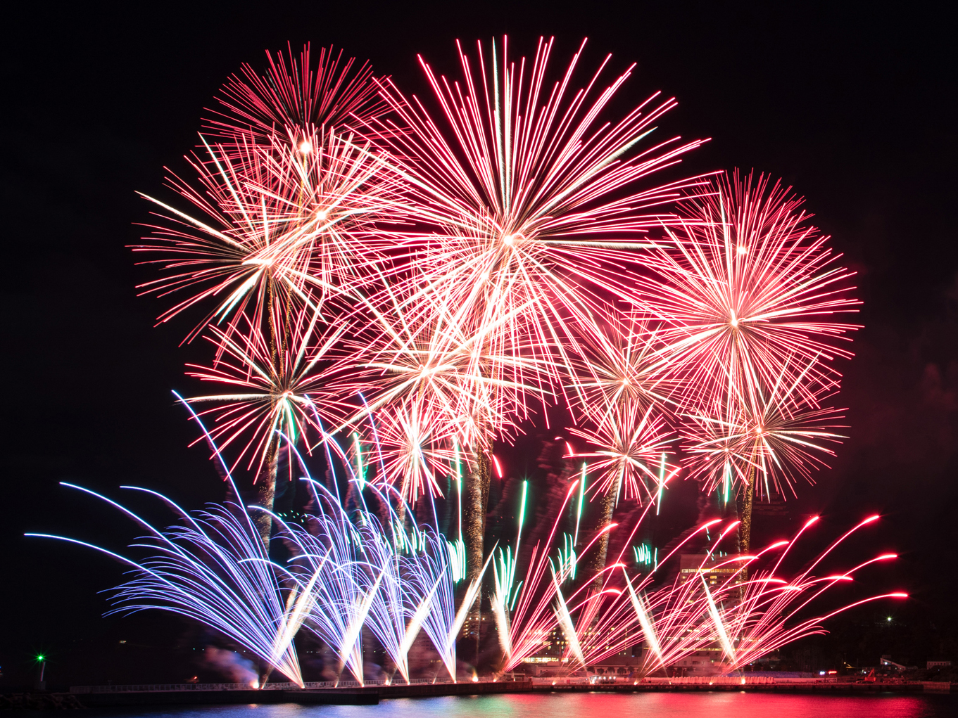 【静岡】熱海海上花火大会 2025冬｜12/7・19開催！圧巻の音響と大空中ナイアガラ| 公式サイトより