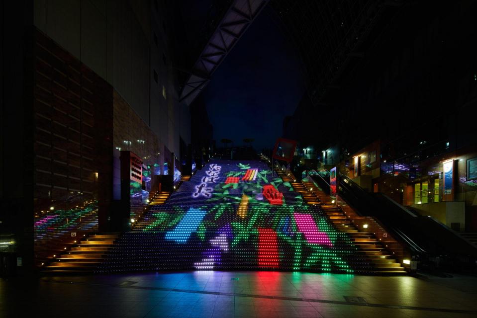 【京都】グラフィカルイルミネーションPlus|京都駅ビル大階段の幻想イルミネーション!2025年冬~春の絶景| 公式サイトより